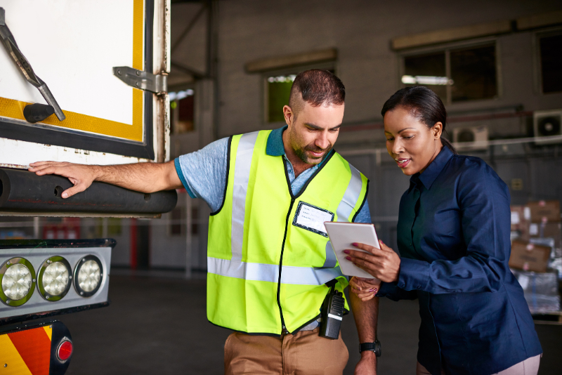woman asking for help to the worker